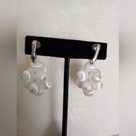 Vintage Earrings Sarah Coventry White Plastic Beaded Silver Tone Metal Clip-ons - Picture 2 of 3